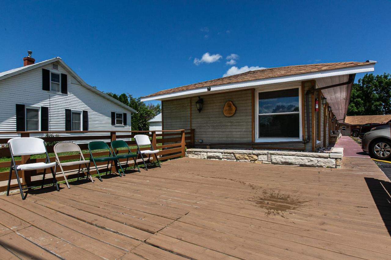 The Wisconsin Wood Inn Dickeyville Buitenkant foto
